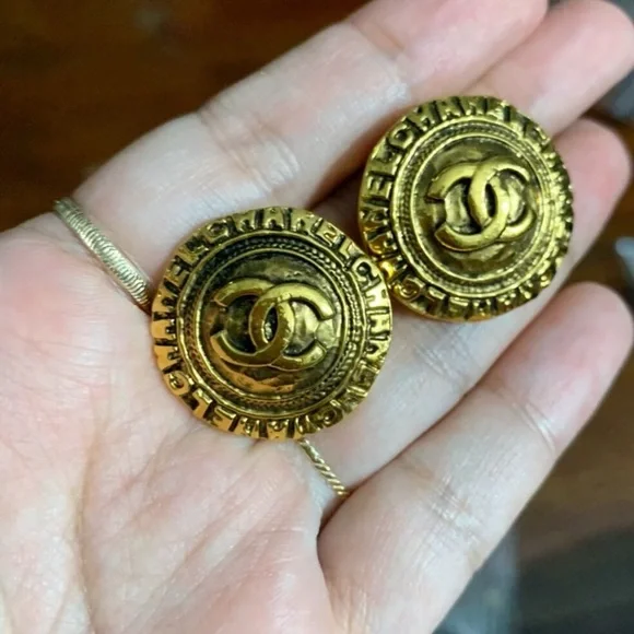 Rare 18K Gold Plated Vintage Auth CHANEL CC Round Disk Logo  Clip On Earrings - Picture 4 of 8